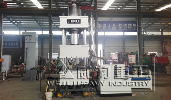 四柱快速液壓機準(zhǔn)備發(fā)貨